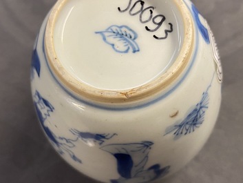 Une bo&icirc;te &agrave; th&eacute; couverte en porcelaine de Chine en bleu et blanc, Kangxi